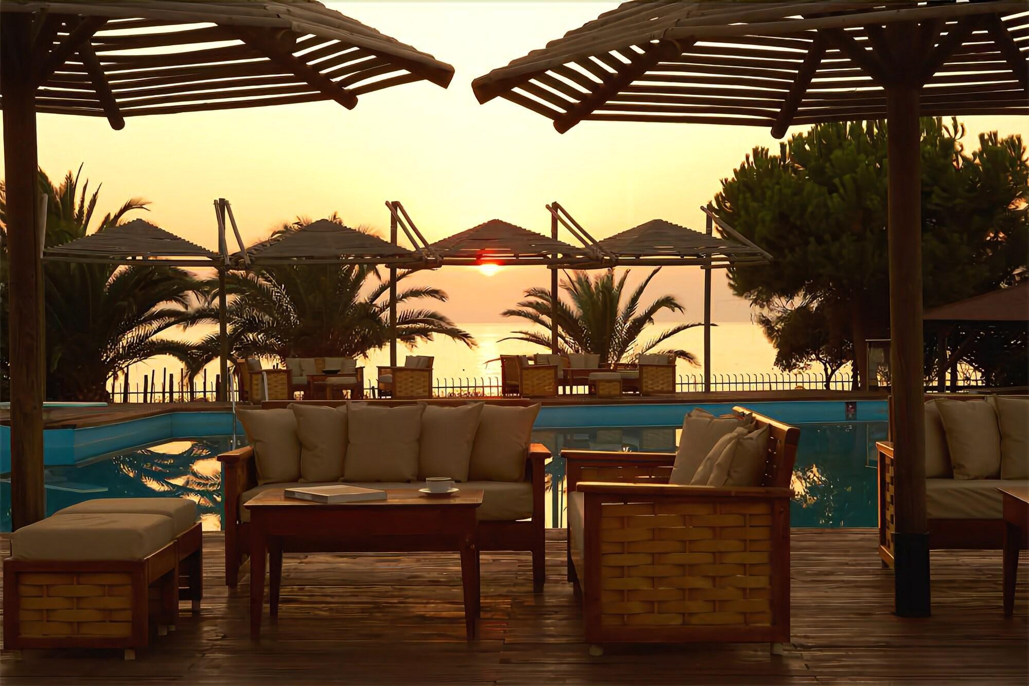 Kamari Beach Hotel Potos Exterior photo