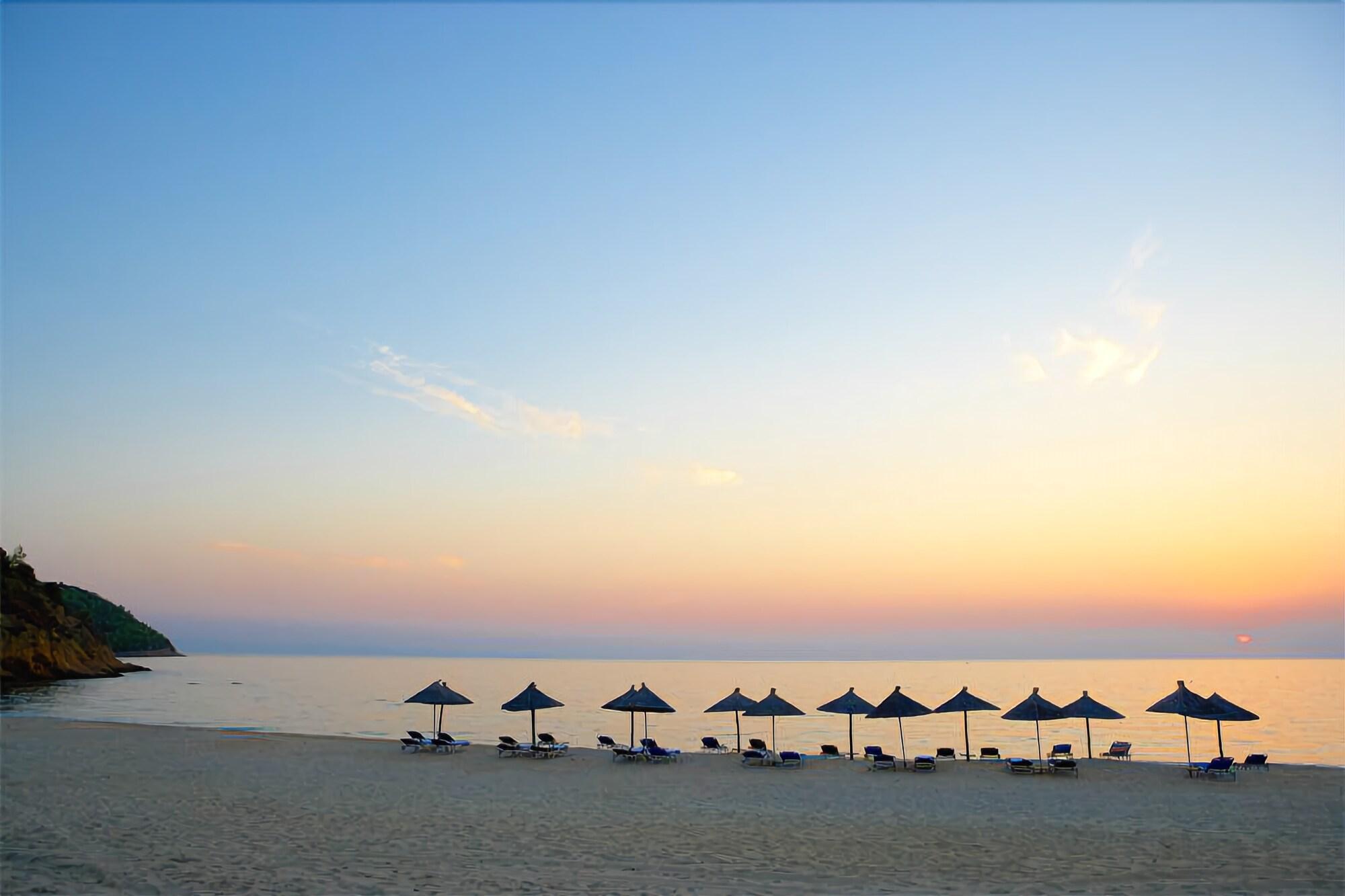 Kamari Beach Hotel Potos Exterior photo