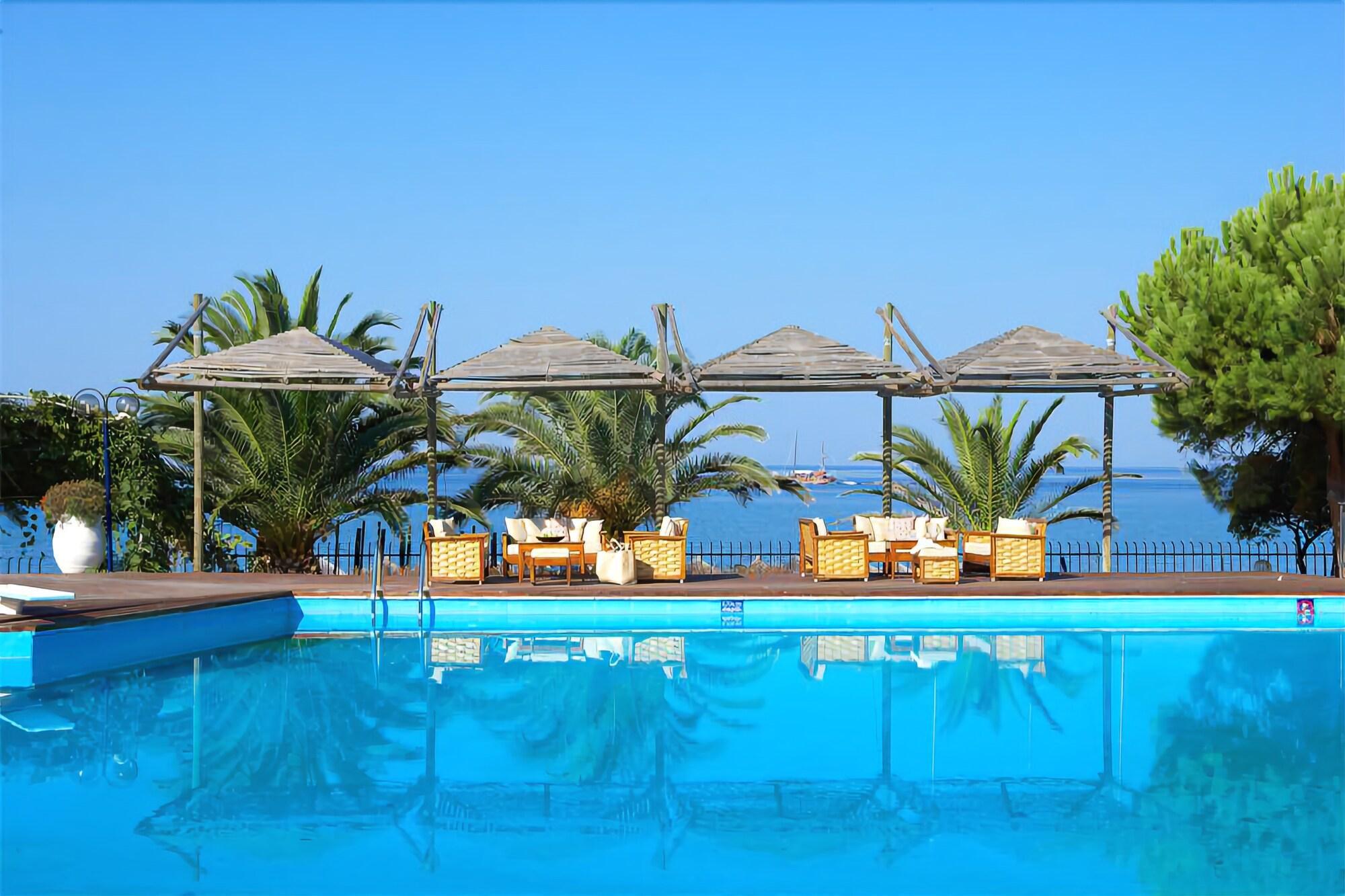 Kamari Beach Hotel Potos Exterior photo
