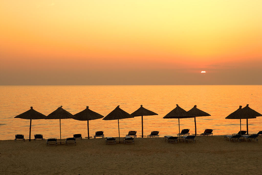 Kamari Beach Hotel Potos Exterior photo